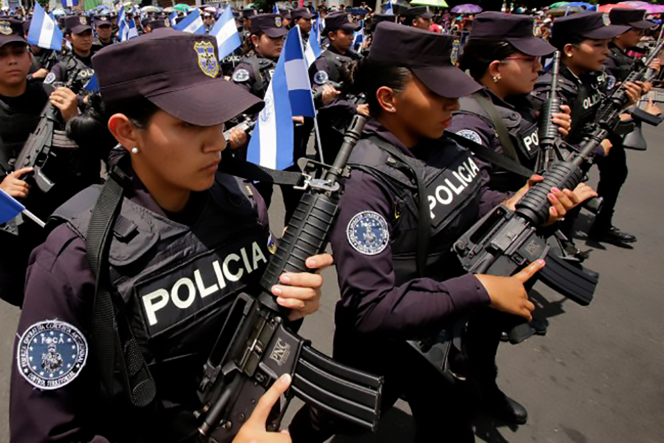 Mujer policía de El Salvador es amenazada y huye a EE. UU. con sus hijos