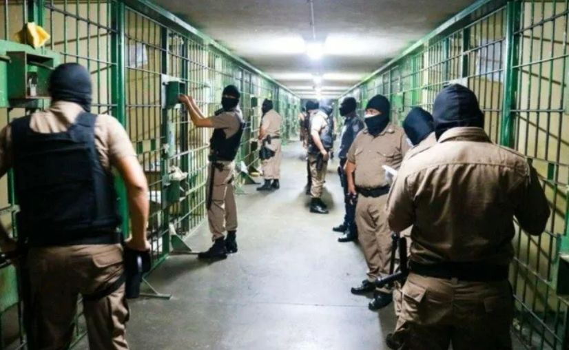 Celdas internas de Zacatraz con agentes de seguridad vigilando.