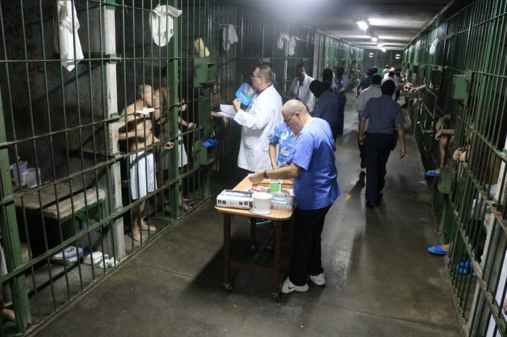 Visitas médicas en cárcel de Zacatecoluca como parte de las campañas médicas.