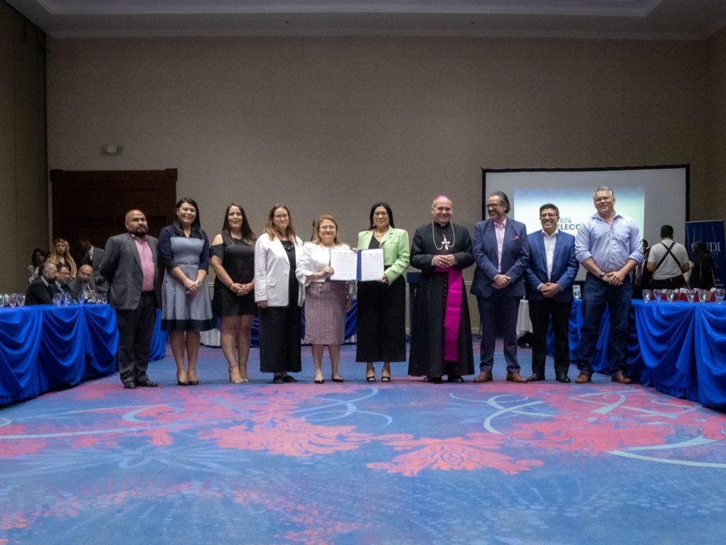 Representantes de partidos políticos salvadoreños que si firmaron el pacto de entendimiento del TSE posan junto presidenta del TSE, e invitados de honor.