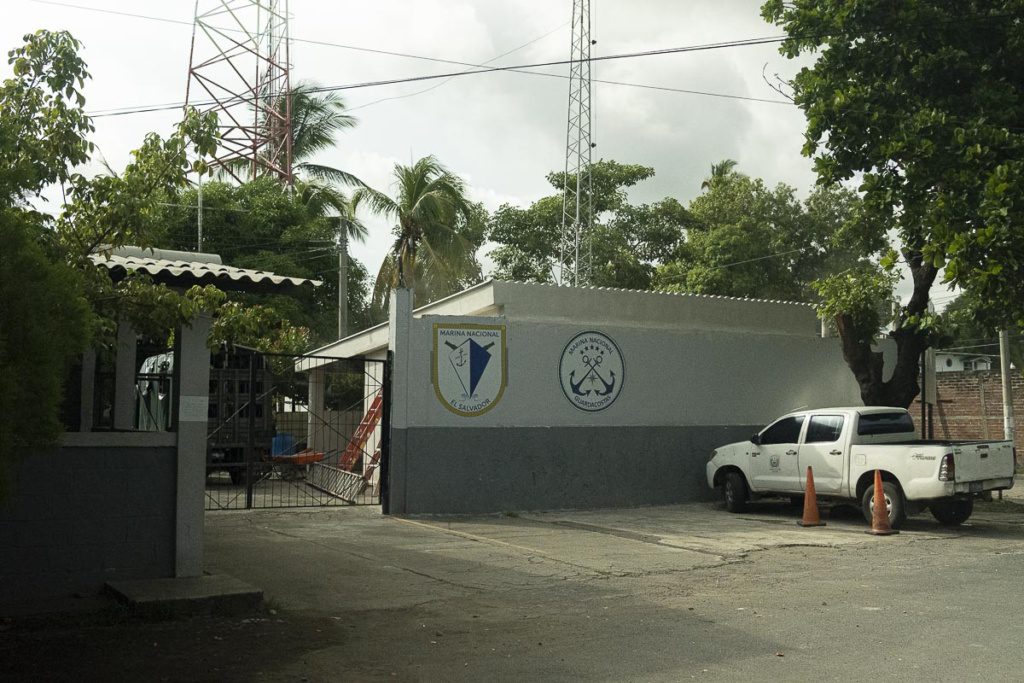 Fachada de la base de la Fuerza Naval en Usulután, El Salvador