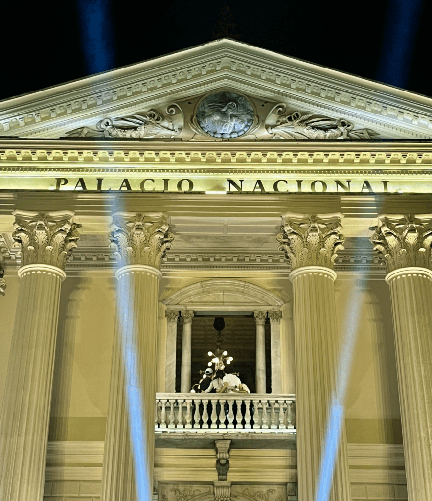 Palco de Palacio Nacional y Nayib Bukele