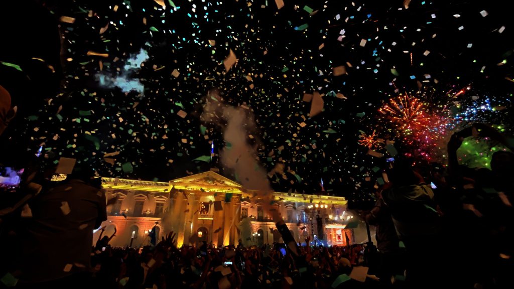 Celebración ante discurso de Nayib Bukele. Confeti, fuegos artificiales y humo frente al Palacio Nacional, en el Centro Histórico de San Salvador.