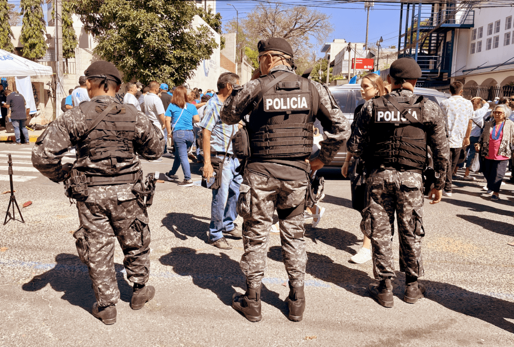 Agentes de una unidad élite policial en Avenida Olímpica.