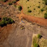 Vista aérea desde dron de la zona afectada por la construcción del Aeropuerto del Pacífico en Conchagua, La Unión, mostrando áreas deforestadas y maquinaria en operación.