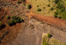 Vista aérea desde dron de la zona afectada por la construcción del Aeropuerto del Pacífico en Conchagua, La Unión, mostrando áreas deforestadas y maquinaria en operación.