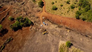 Vista aérea desde dron de la zona afectada por la construcción del Aeropuerto del Pacífico en Conchagua, La Unión, mostrando áreas deforestadas y maquinaria en operación.