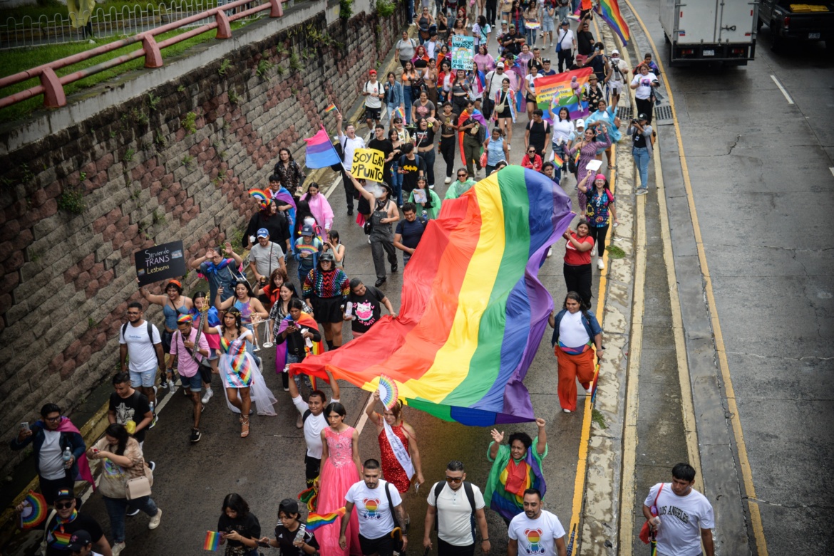 La escalada autoritaria de Bukele amenaza programas esenciales para la población LGBTIQ+